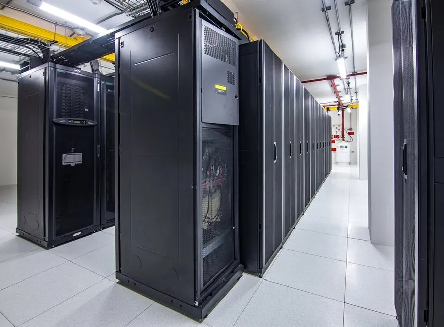 Pasillo de racks de servidores en un data center