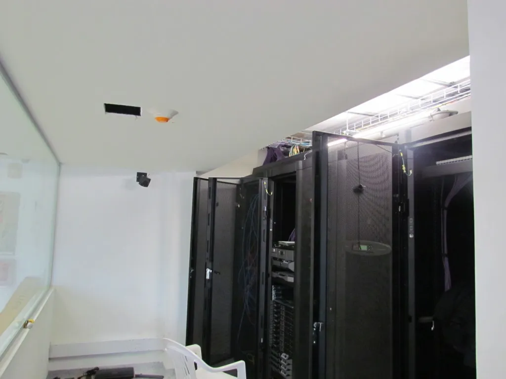 Cableado e instalación de equipos en un data center de Anpala