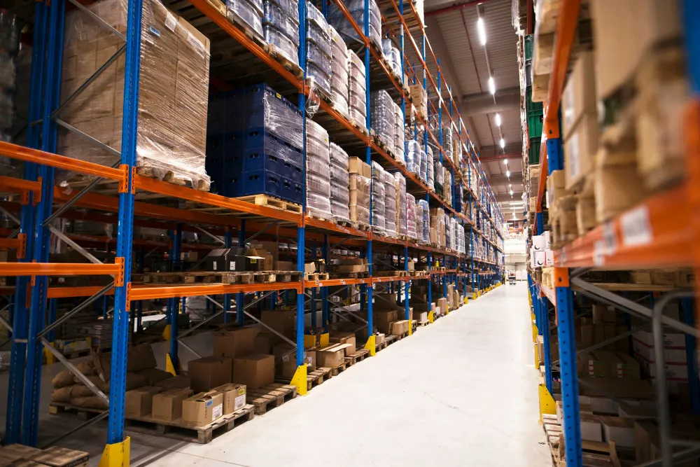 Bodega con estanterías de almacenamiento de equipos y materiales